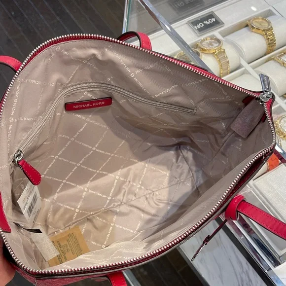 MICHAEL KORS Marilyn Md Signature Logo Shoulder Tote Bag
Dark Raspberry
NWT - Picture 15 of 16